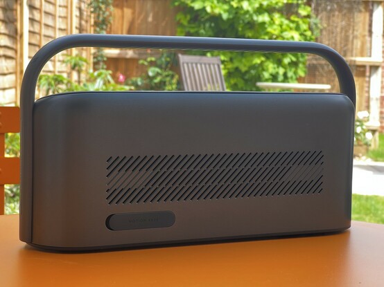 The back of the soundcore Motion X600 it has a large vent consisting of three rows of diagonal holes.