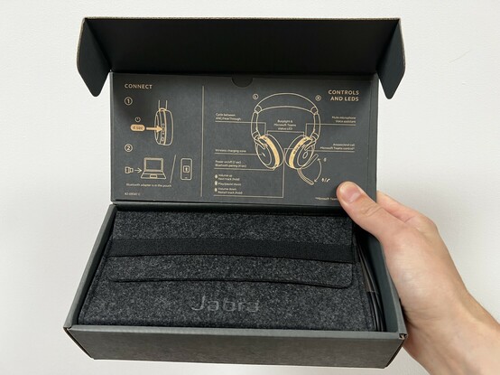 On the reverse of the yellow insert is a brief getting started guide. And beneath it is the felt case that the headphones come with.