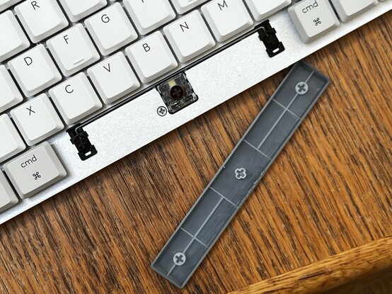 The space bar removed from the Logitech MX Mech keyboard. It’s stabilised by a bar linking two dummy switches.