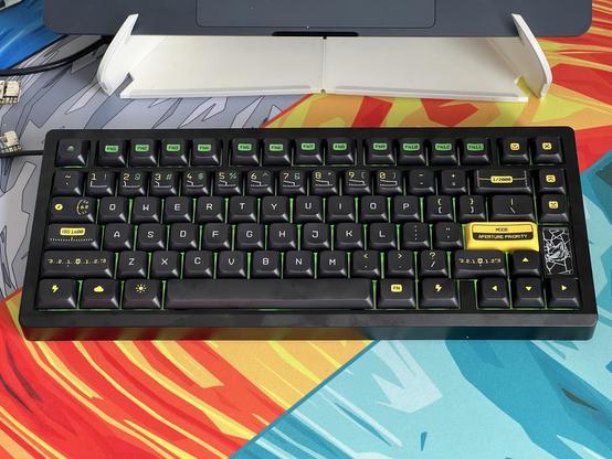 A fully populated keyboard with a very vintage camera theme.