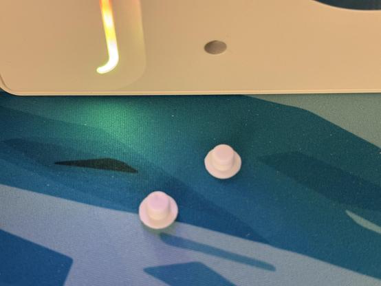 Two push fit silicone feet sat next to the bottom of the board.