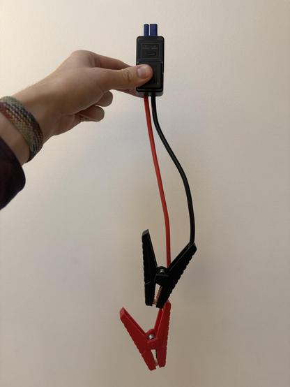 A hilariously short set of jump leads that would be next to impossible to use with a huge 18kg battery.