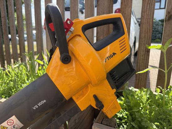 A side view of the top end of the STIGA VS 100e cordless vacuum shredder, it has two handles and a sturdy neck strap.